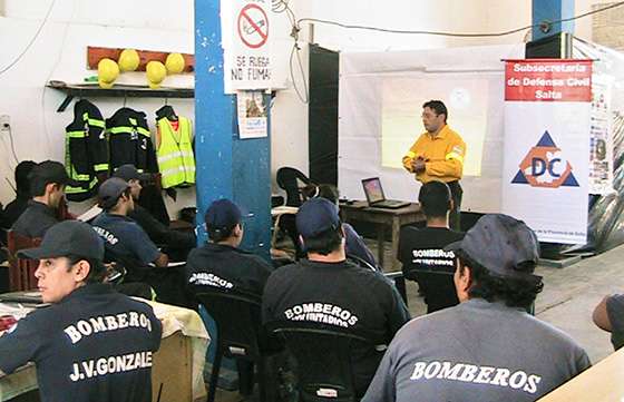 Brigadistas de Defensa Civil capacitaron a bomberos de J.V. González y Apolinario Saravia