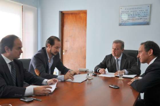 Gobierno analiza contrataciones directas con las fábricas sociales