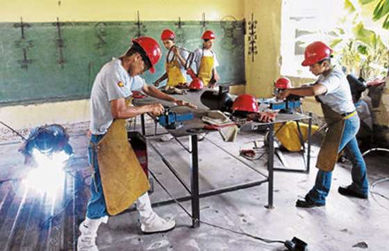 Escuelas técnicas de Capital suman infraestructura para talleres