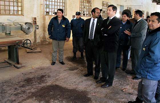 Los internos de la cárcel de Orán aprenderán carpintería en un taller nuevo