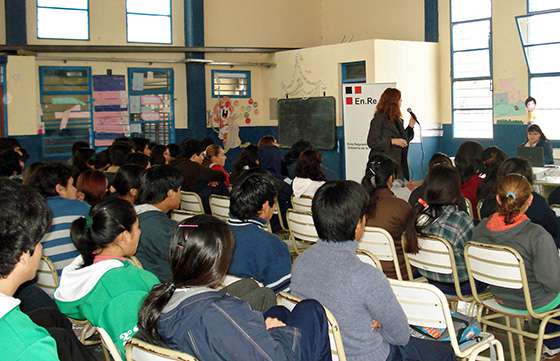 Capacitan a estudiantes sobre la problemática de la adicción al juego