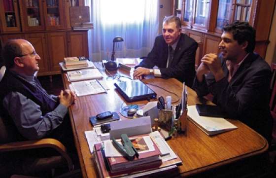 Confeccionan un poncho artesanal para el Papa Francisco