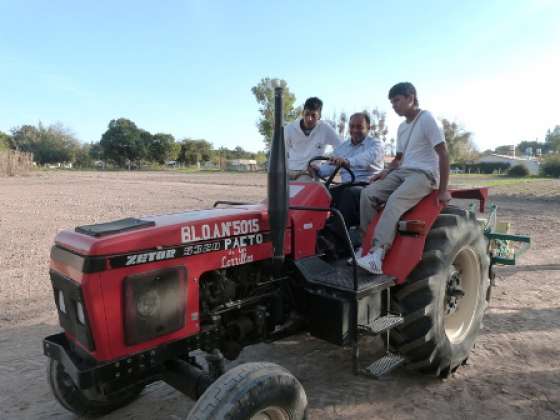 El Gobierno entregó máquinas sembradoras y kits escolares a ocho agrotécnicas salteñas