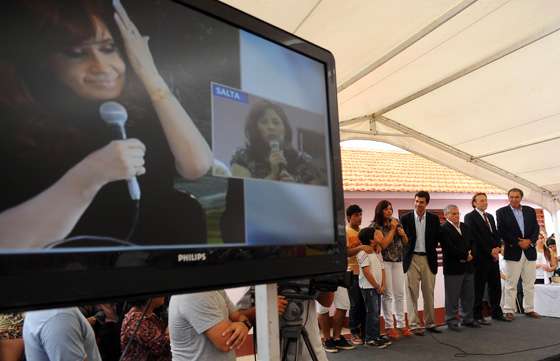 Urtubey entregó viviendas a 38 familias de  Aguaray