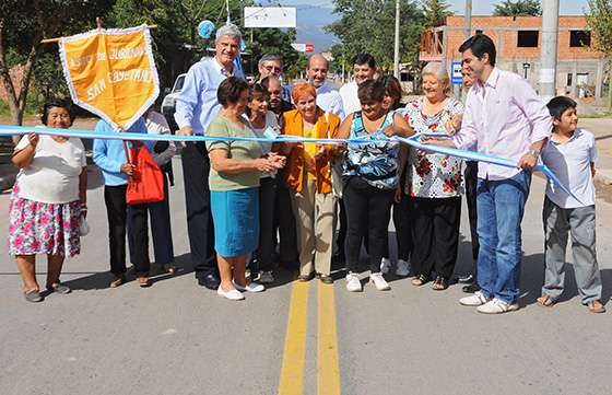 El Gobernador inauguró el pavimento en la ruta al dique Cabra Corral