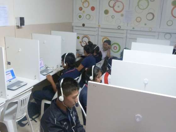 En la escuela Arturo Illia funciona un laboratorio de lenguas