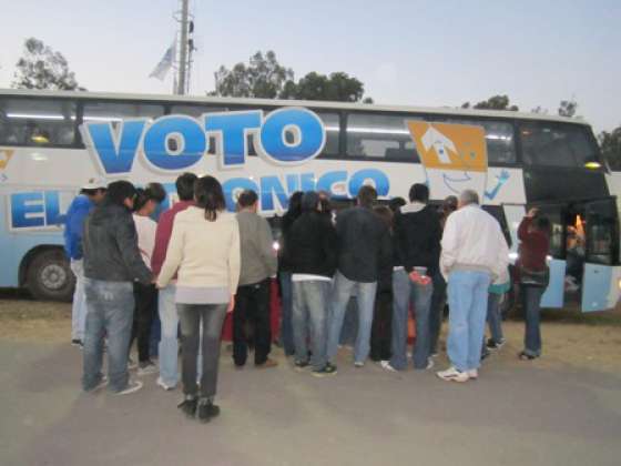 En Ferinoa más de 30.000 personas aprendieron a utilizar el voto electrónico