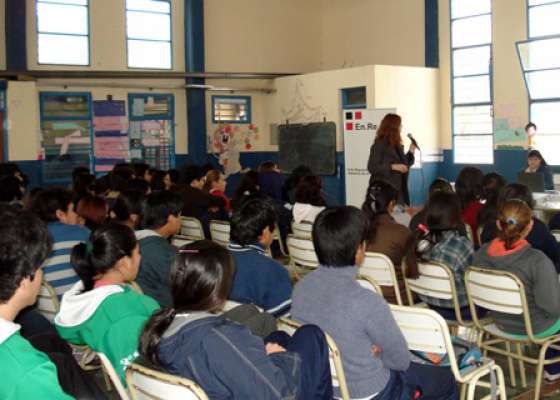 Capacitan a jóvenes de Capital en la prevención de  adicción al juego