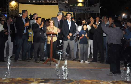 Se inauguró una nueva estructura de agua y luces en la plaza central de Orán