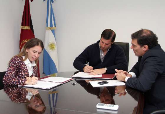 Seguridad firmó un convenio con la Fundación Pro Moto