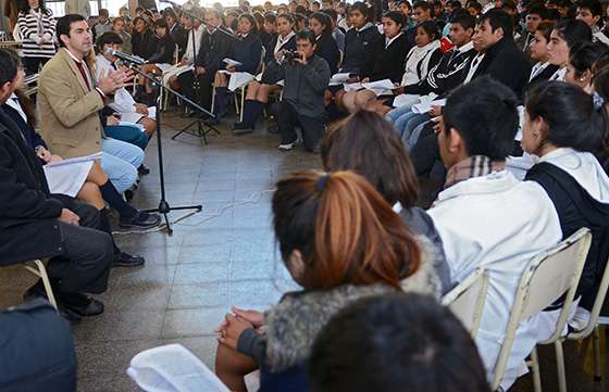 Urtubey compartió con estudiantes del colegio Batalla de Salta reflexiones sobre la democracia