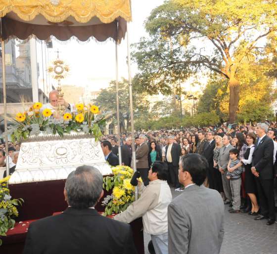 Miles de fieles participaron de la festividad de Corpus Christi