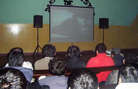 Cine para los internos de la cárcel de Salta