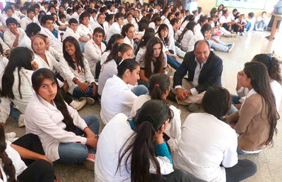 Dib Ashur recorrió escuelas de Joaquín V. González y se reunió con directivos y docentes