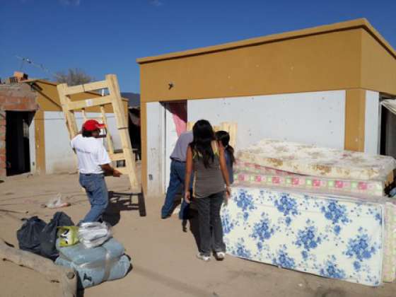 Asisten a otra familia que perdió su casa en un incendio