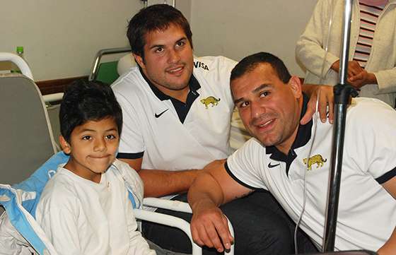 Los Pumas visitaron a niños del Hospital Público Materno Infantil