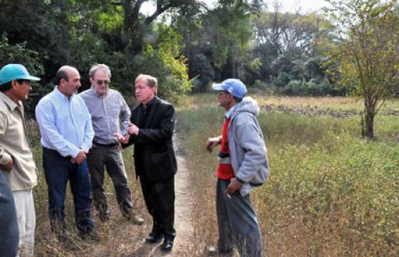 La Dirección de Vialidad de la Provincia colabora con pequeños productores de Vaqueros