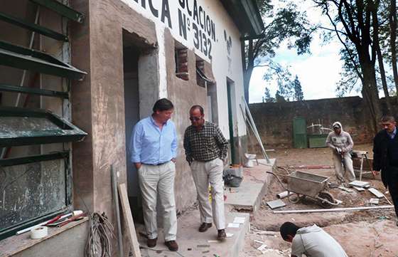 Obras de infraestructura escolar de la Técnica 3132 de Rosario de la Frontera.