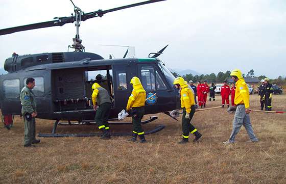 Práctica aérea transportada de brigadistas de incendios forestales