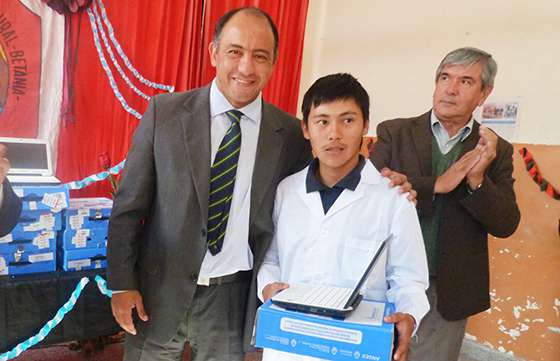 El Gobierno provincial entregó netbooks a estudiantes salteños