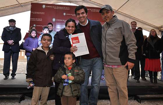 El Gobierno de la Provincia entregó a 104 familias las llaves de sus nuevas viviendas