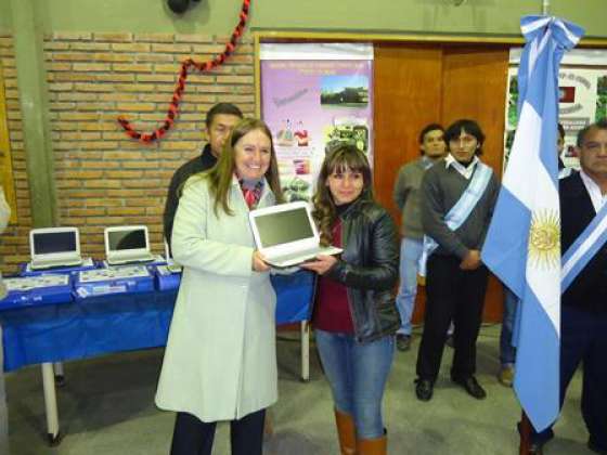 La ministra de Justicia entregó netbooks a alumnos del nivel superior en El Carril