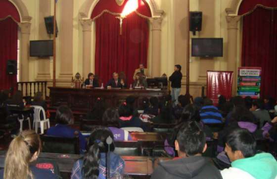 Estudiantes secundarios debatieron sobre sus derechos como consumidores