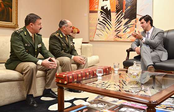 Urtubey recibió el saludo protocolar del nuevo comandante de la V Brigada