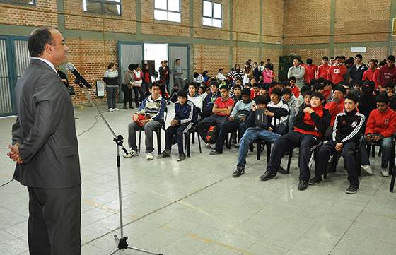 El Gobierno entregó mochilas técnicas para alumnos de Metán