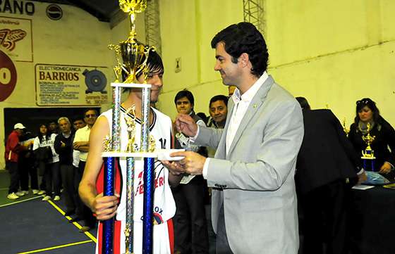 Urtubey hizo entrega de premios a los ganadores del Campeonato de Básquet de los Barrios
