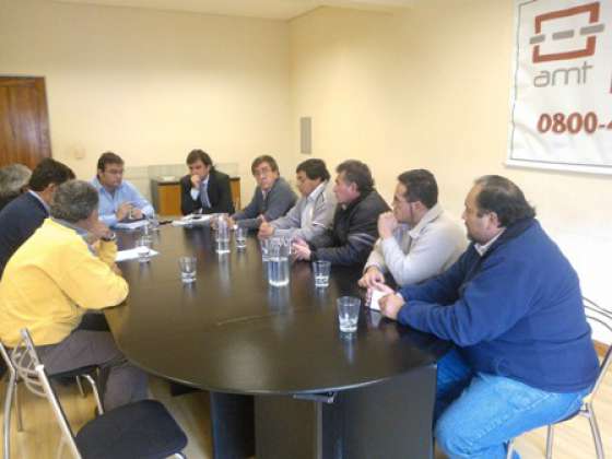 AMT recibió a tres organizaciones de taxistas