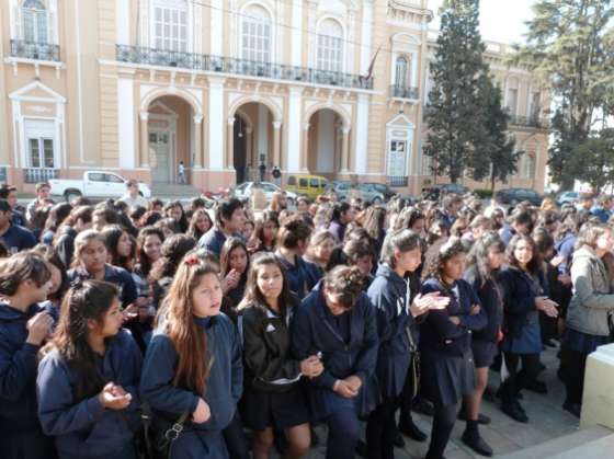 Estudiantes de la escuela Arturo Illia festejaron los 24 años de la institución
