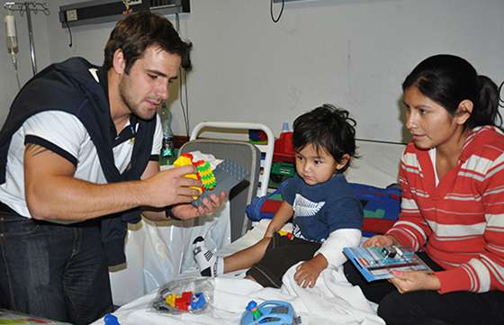 Los Pumas visitaron a los niños internados en el hospital Público Materno Infantil