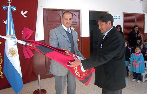 Se entregaron banderas de ceremonia al instituto Bicentenario del barrio El Tribuno
