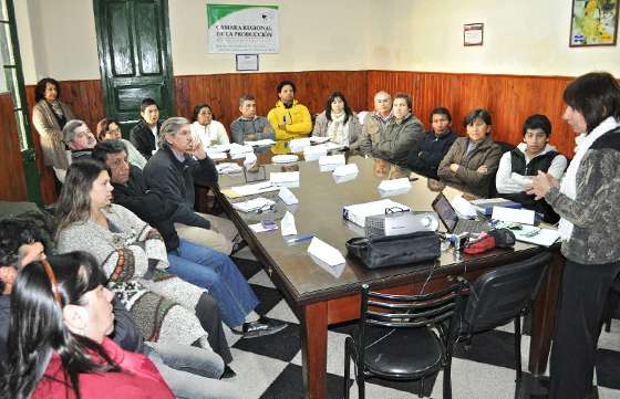 Capacitaron a productores sobre promoción y marketing de flores