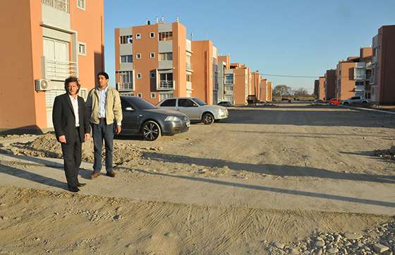 Se delimitan espacios para los estacionamientos de los departamentos monoambientes