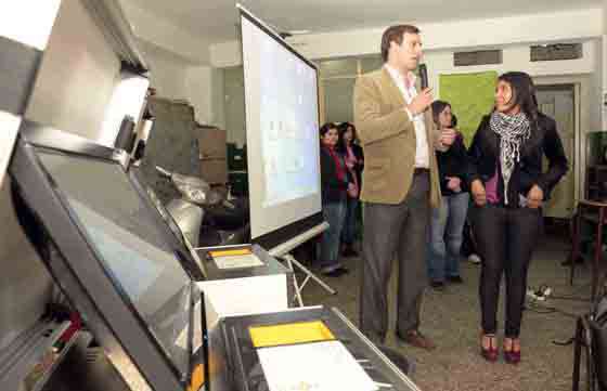 Alumnos del Colegio 20 de Febrero se capacitaron en voto electrónico