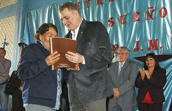 El Gobierno provincial entregó 120 escrituras a familias de Salvador Mazza