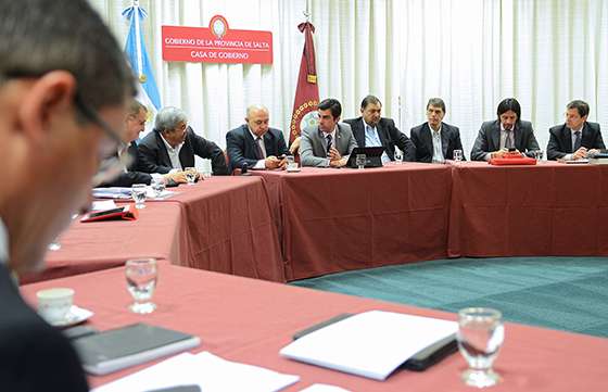 Jóvenes y adultos aprenden a leer y escribir en centros de alfabetización del Gobierno provincial