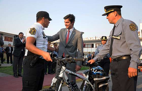 El Gobierno entregó bicicletas, armamento y elementos de seguridad a la Policía