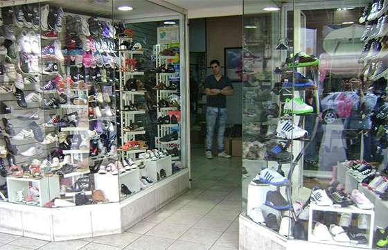 Defensa del Consumidor multó a un comercio de venta de zapatillas