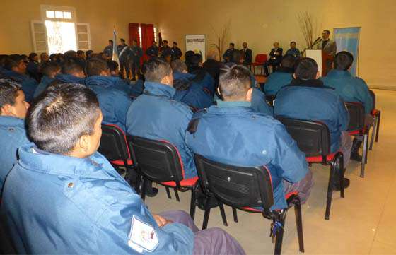 Capacitan al personal penitenciario contra incendios