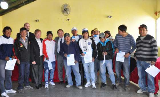 Entregaron en Vaqueros tarjetas de registro laboral en albañilería
