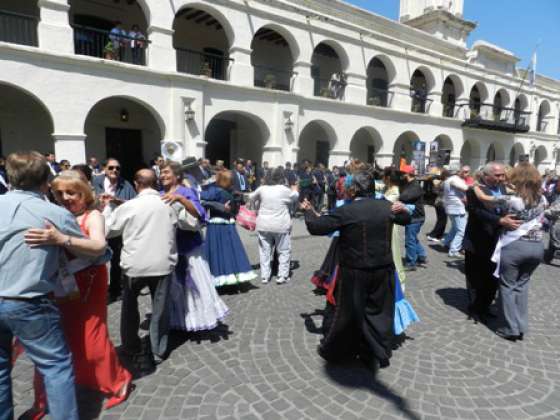 Con danzas y exposiciones se festejó el Día del Adulto Mayor