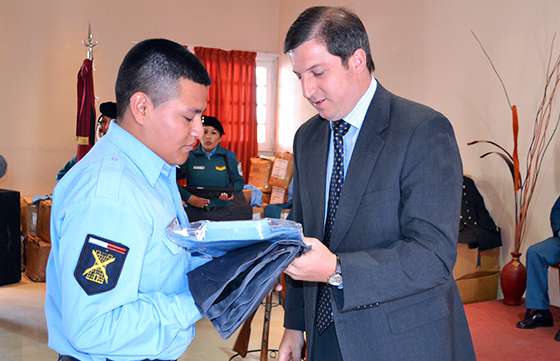 El Gobierno provincial entregó uniformes al personal del Servicio Penitenciario