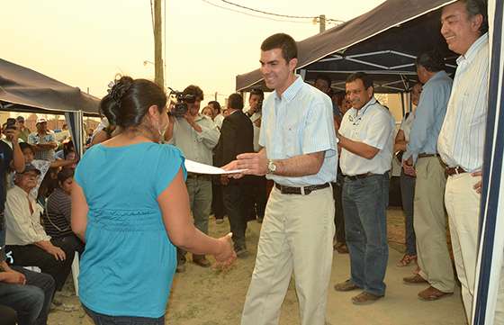 Familias de Orán recibieron sus viviendas y escrituras de terrenos
