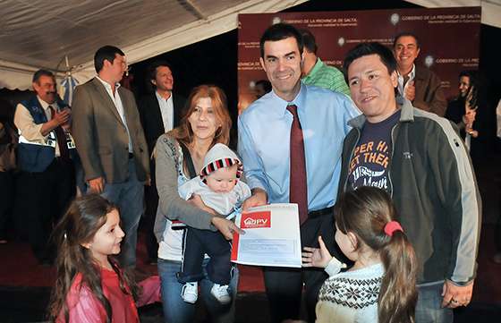 Más de 150 familias recibieron las llaves de sus viviendas en barrio Mirasoles