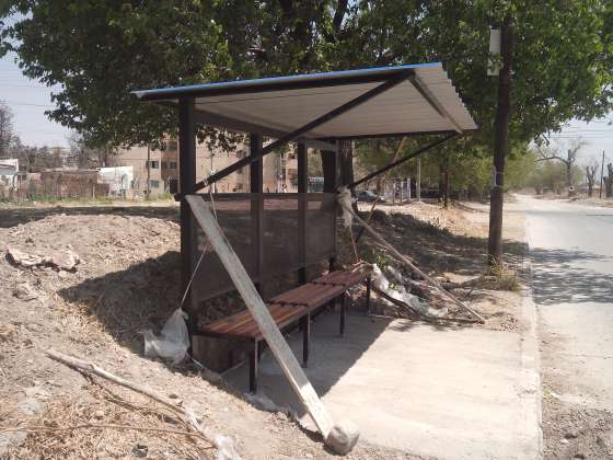 Vecinos del barrio Güemes construyen refugios en paradas de colectivos