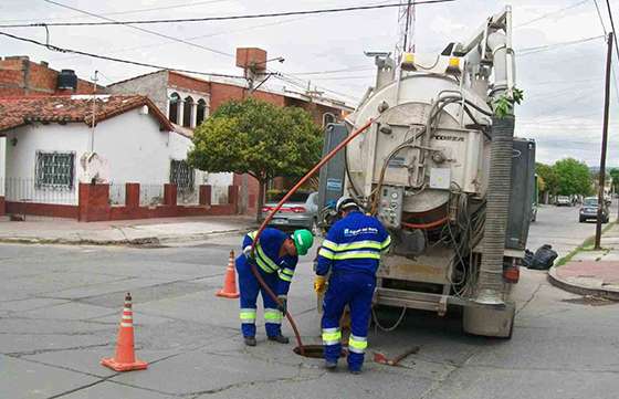 Aguas del Norte ejecuta trabajos preventivos en redes cloacales