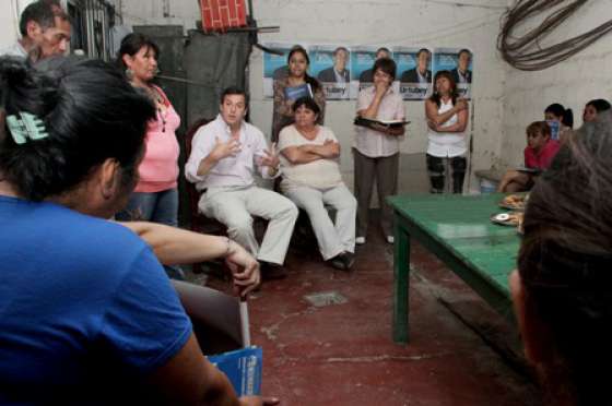 El ministro Sylvester se reunió con vecinos de barrio 13 de Abril